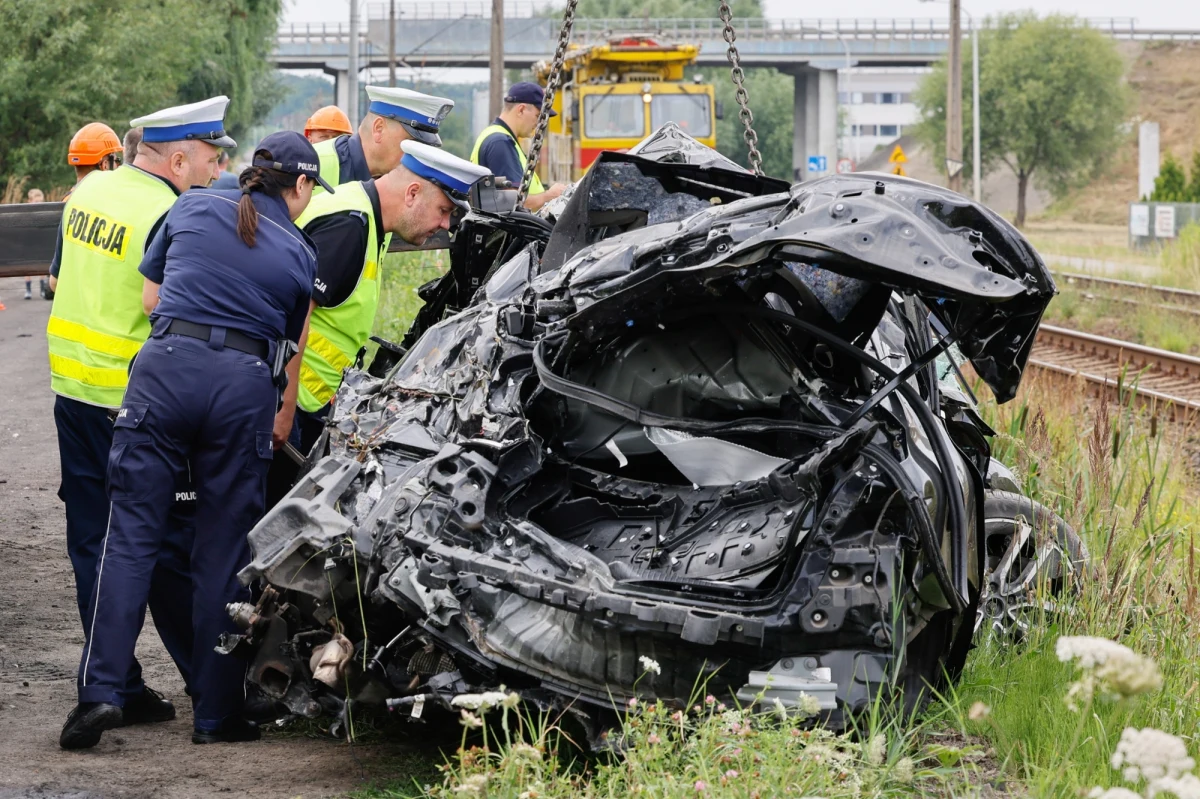 Do groźnego wypadku doszło na przejeździe kolejowym w Skalmierzycach koło Ostrowa Wielkopolskiego. Samochód osobowy wjechał tam pod pociąg. W aucie była jedna osoba. Podróżnym w pociągu nic się nie stało.