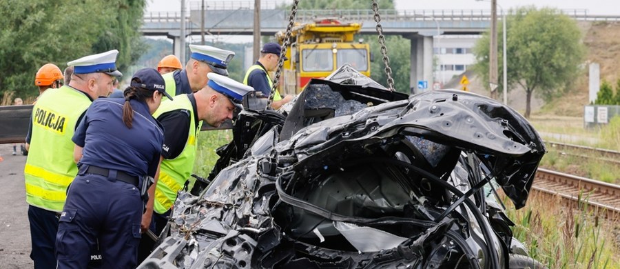 Do groźnego wypadku doszło na przejeździe kolejowym w Skalmierzycach koło Ostrowa Wielkopolskiego. Samochód osobowy wjechał tam pod pociąg. W aucie była jedna osoba. Podróżnym w pociągu nic się nie stało.