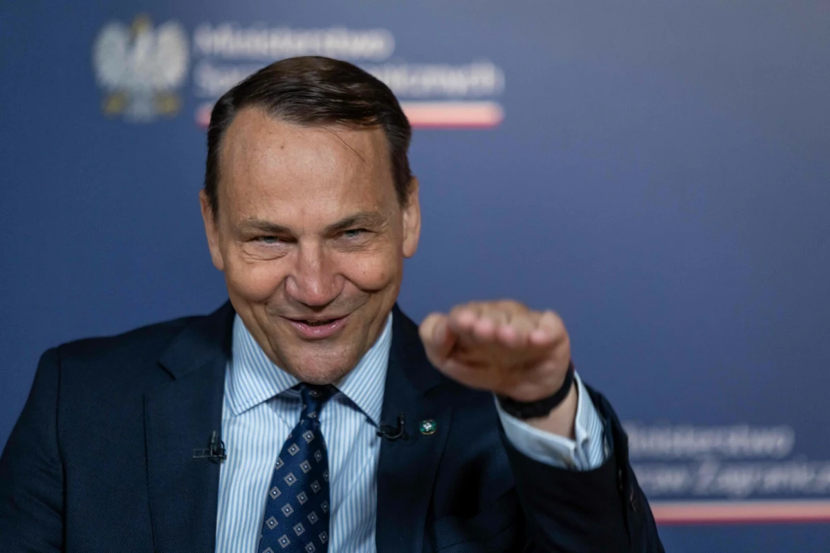 Czasy, gdy amerykańscy podatnicy finansowali dozbrajanie Ukrainy, minęły - zapowiedział ambasador USA przy NATO, a w Europie stało się jasne, że od tej pory to Unia Europejska będzie kupować broń dla Kijowa. Tymczasem szef polskiej dyplomacji przedstawił w Brukseli pomysł, który zdejmuje obciążenia z podatników zamieszkujących Wspólnotę.