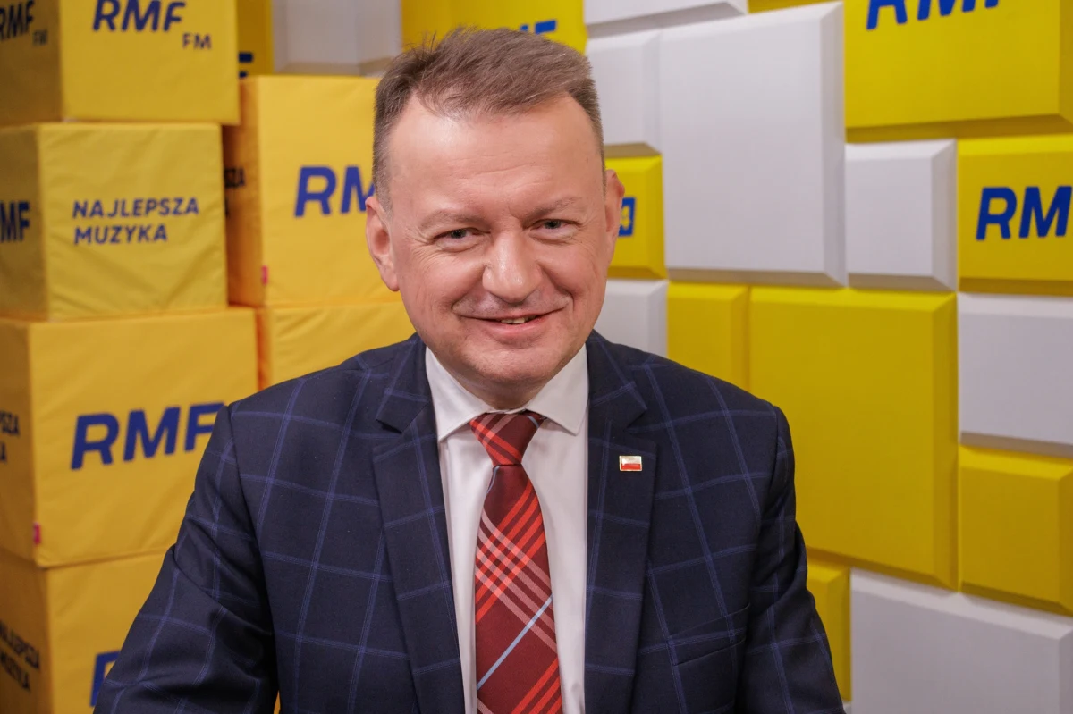 "Nie wiem, czym kierował się pan prezydent Andrzej Duda, ale podejrzewam, że tym, iż Robert Bąkiewicz zachował się patriotycznie, broniąc Kościoła i osób wierzących przed barbarzyńskimi atakami (…). Teraz broni polskich granic wobec ataku, przypuszczanego ze strony niemieckiej - poprzez podrzucanie nielegalnych migrantów do Polski" - powiedział w Porannej rozmowie w RMF FM wiceprezes PiS Mariusz Błaszczak, komentując sprawę częściowego ułaskawienia działacza środowisk narodowych Roberta Bąkiewicza przez prezydenta Andrzeja Dudę.