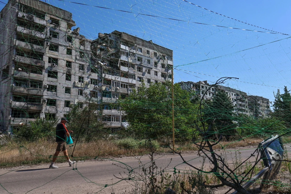 W środę nad ranem Ukraina ponownie stała się celem zmasowanych ataków ze strony rosyjskich sił zbrojnych. Drony i pociski spadły na wiele obwodów i miast, w tym na Charków, Kijów oraz Krzywy Róg. W wyniku tych działań śmierć poniosły co najmniej dwie osoby, a wielu mieszkańców zostało rannych. 