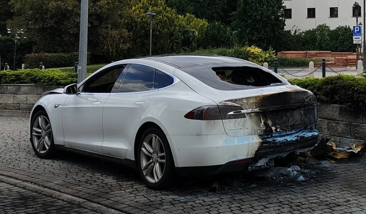 100 tys. zł - na tyle straty oszacował właściciel tesli, którą pod jednym z hoteli w Brzegu w województwie opolskim podpalił 38-latek. Grupa dochodzeniowo-śledcza zatrzymała podpalacza. Okazało się, że na swoim koncie ma jeszcze jedno przewinienie. Grozi mu do 5 lat więzienia.