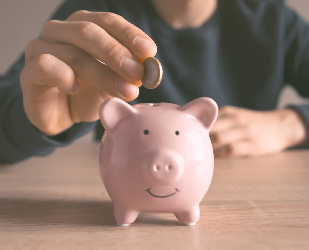 Z najnowszego raportu „Polaków portfel własny: oszczędny jak Polak” wynika, że sytuacja finansowa wielu z nas pozostawia wiele do życzenia. Aż 49 proc. badanych przyznaje, że ich zarobki wystarczają jedynie na pokrycie bieżących wydatków. Z kolei tylko co czwarty respondent deklaruje, że stać go zarówno na codzienne wydatki, jak i regularne odkładanie pieniędzy.