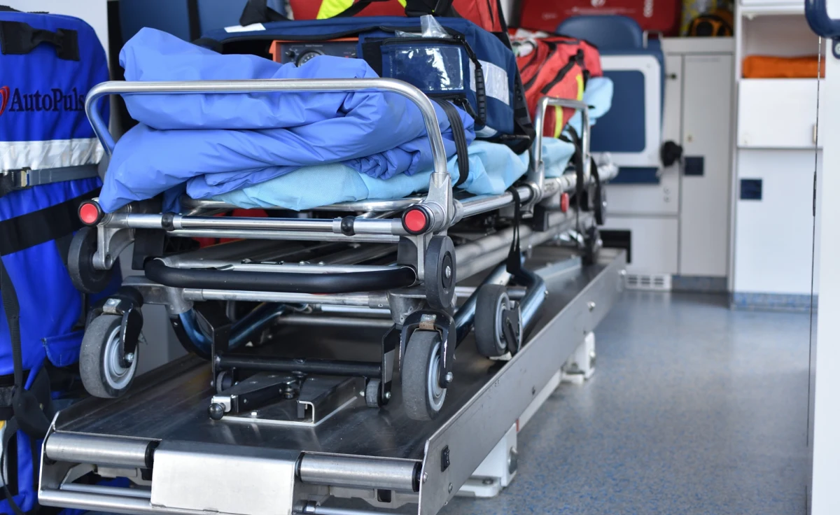 Lekarze alarmują: Szpitalne Oddziały Ratunkowe w Warszawie są na skraju wydolności. Brakuje miejsc, personelu i rozwiązań systemowych. "Mamy po 160 pacjentów dziennie, a lekarze są skrajnie wypaleni" - mówi dr hab. n. med. Paweł Łęgosz z Kliniki Ortopedii i Traumatologii WUM.