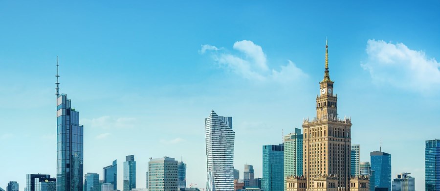 Warszawski rynek pracy jest najbardziej progresywny: nieustannie ewoluuje, stawiając przed kandydatami i kandydatkami nowe wyzwania. Portal Aplikuj.pl regularnie analizuje trendy rekrutacyjne, wskazując na kluczowe kompetencje poszukiwane przez pracodawców. Stolica Polski, z imponująco niskim poziomem bezrobocia, oferuje liczne możliwości rozwoju zawodowego. Aby skutecznie konkurować o najlepsze stanowiska, warto strategicznie inwestować w umiejętności, które będą decydować o sukcesie zawodowym w najbliższych latach.