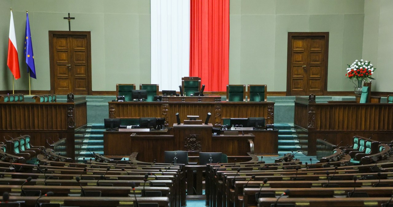 Najnowszy sondaż partyjny. Koalicja się sypie, PiS wraca do władzy