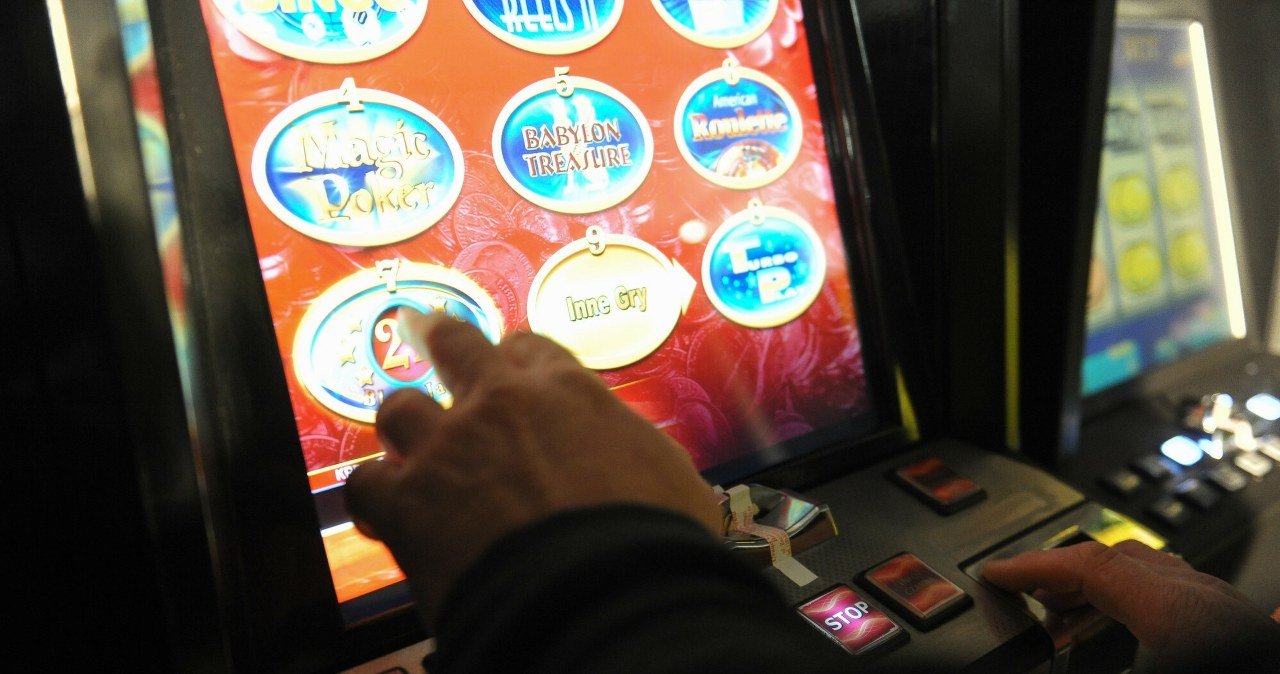 Polacy utopili w hazardzie miliardy złotych. Wybija się jeden sektor