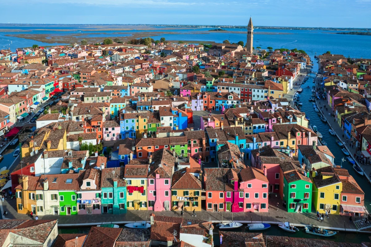 Wyjątkowe zestawienie najbarwniejszych miejsc na świecie właśnie ujrzało światło dzienne. Brytyjskie studio designu, korzystając z nowoczesnych technologii i analizy zdjęć, wyłoniło światową czołówkę turystycznych destynacji, które urzekają feerią barw. Na pierwszym miejscu znalazła się malownicza włoska wyspa Burano, położona na Lagunie Weneckiej. 