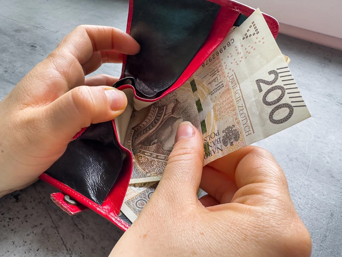 Pracodawcy i związkowcy negatywnie oceniają rządową propozycję podwyżek płac w budżetówce - relacjonuje Igor Skrzypek, reporter RMF FM. Rząd proponuje, by w przyszłym roku wzrost wyniósł 3 proc. Pracodawcy i związkowcy mówią zgodnie - to zdecydowanie za mało.