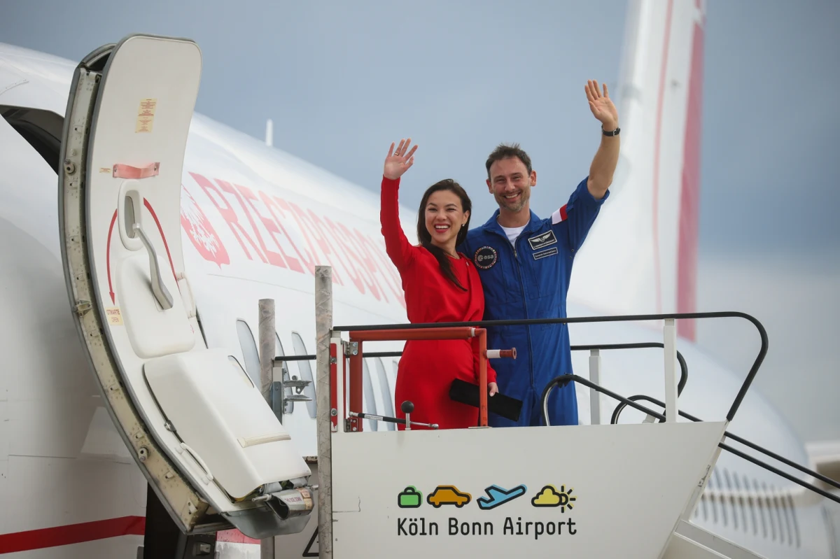 Sławosz Uznański-Wiśniewski dotarł do Kolonii w Niemczech, gdzie znajduje się Europejskie Centrum Astronautów ESA. Samolot specjalny z polskim astronautą wylądował w Kolonii przed godz. 11. Na lotnisku na Polaka czekała rodzina i przyjaciele oraz media. "To było niesamowite, spojrzeć na Ziemię z orbity" - powiedział po przylocie. "Jeszcze nie miałem okazji się wyspać" - żartował.