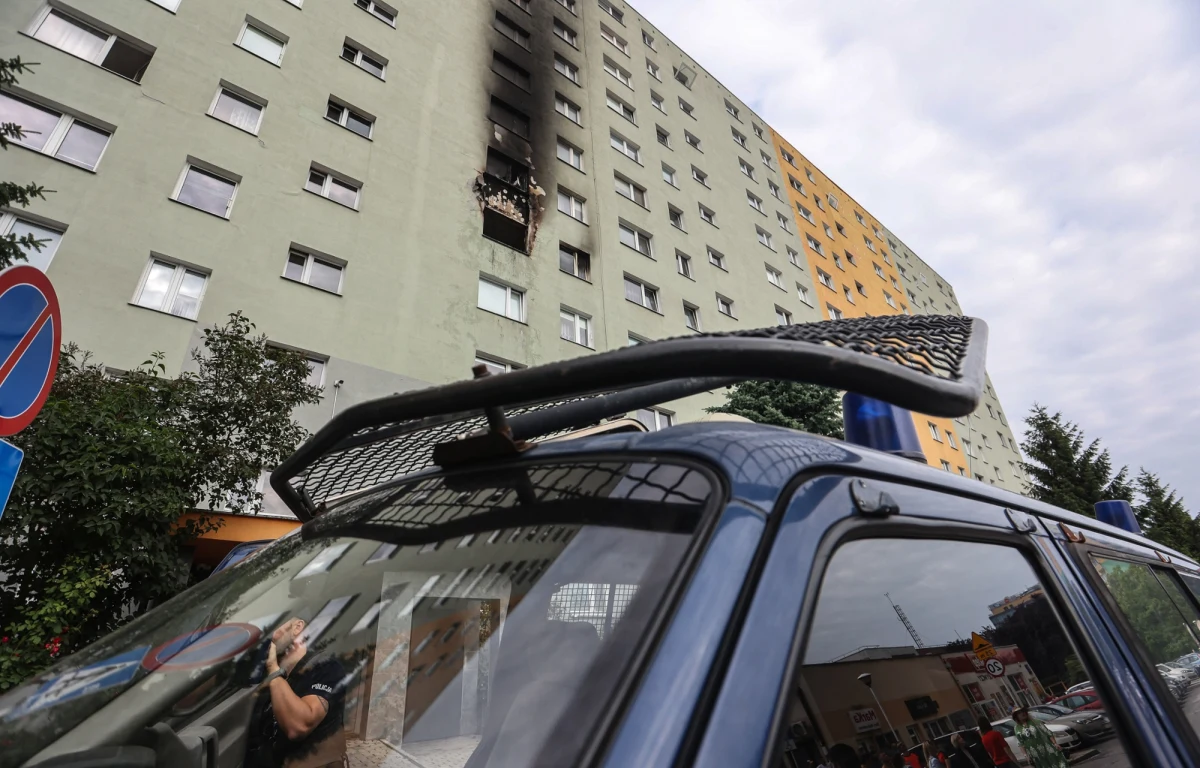 W szpitalu zmarła druga ofiara pożaru bloku przy ul. Popiełuszki w Rzeszowie. To 69-letni mężczyzna. Miał rozległe oparzenia, obejmujące 40 proc. ciała. W pożarze wieżowca, do którego doszło przed miesiącem, zginęła również 14-latka.