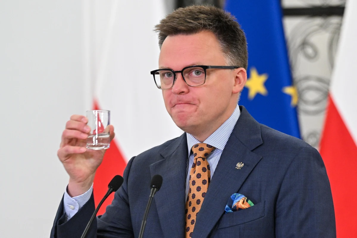 Wlokące się od tygodni rozmowy o zmianach w rządzie Donalda Tuska budzą coraz większe zniecierpliwienie. Zanim się o niej czegokolwiek dowiemy na pewno, już teraz warto odnotować skrajne osłabienie pozycji jednej z kluczowych postaci koalicji. Szymon Hołownia z pewnością nie może uznać ostatnich tygodni za sukces, a tracąc sprawczość, wyraźnie przechodzi do defensywy.