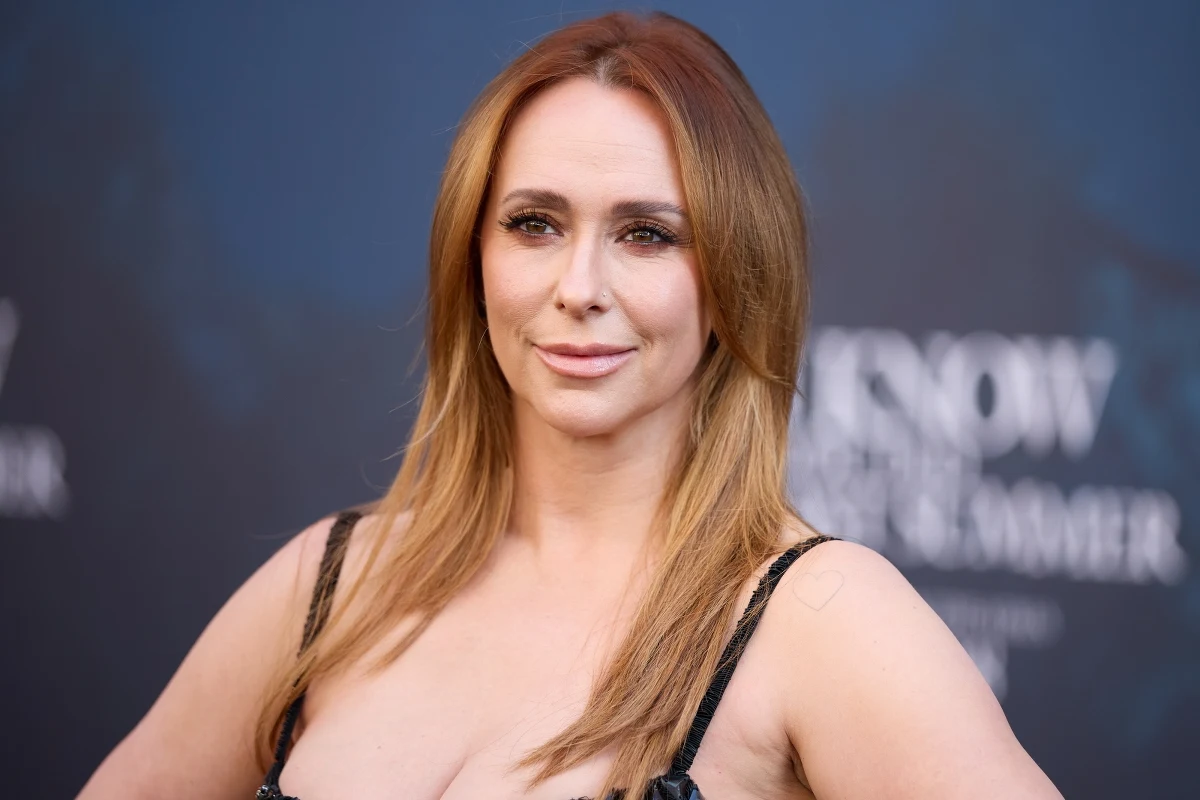 Jennifer Love Hewitt ponownie znalazła się w centrum uwagi podczas uroczystej premiery najnowszej odsłony kultowego horroru "Koszmar minionego lata". Wydarzenie, które odbyło się w United Theater na Broadwayu w Los Angeles, przyciągnęło tłumy fanów i fotoreporterów, a 46-letnia aktorka udowodniła, że wciąż potrafi olśniewać na czerwonym dywanie.