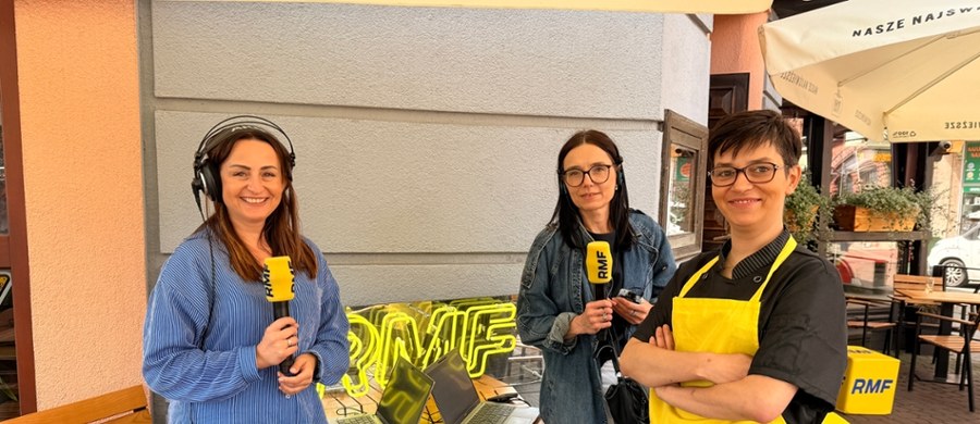 Wakacyjna podróż ekipy RMF FM po smakach Polski rozpoczęła się na Śląsku. W środę 16 lipca w ramach akcji "Pyszne, bo polskie" odkrywaliśmy dla was tradycyjne śląskie potrawy, o których być może jeszcze nie słyszeliście, bo śląska kuchnia to nie tylko znane i uwielbiane kluski z roladą i modrą kapustą. Sami sprawdźcie, jak wspaniale smakuje m.in. hekele, panczkraut, wodzionka, czy szpajza.