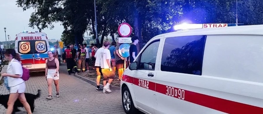 Do tragedii doszło we wtorkowy wieczór na popularnym krakowskim kąpielisku. Mężczyzna zniknął pod wodą w zalewie Bagry. Pomimo natychmiastowej i dramatycznej akcji wielu służb, jego życia nie udało się uratować. Dokładne przyczyny tego tragicznego zdarzenia nie są jeszcze ustalone.
