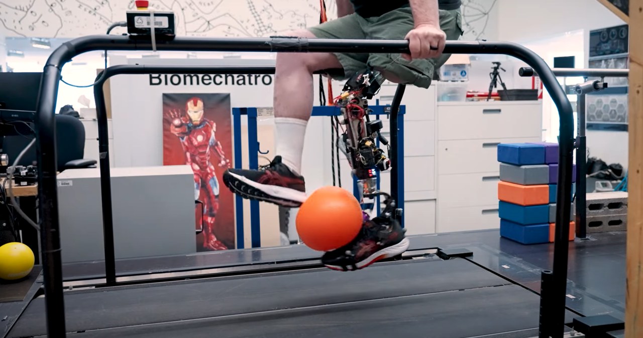 Bioniczne kolano dla osób po amputacji. Można choćby kopać piłkę