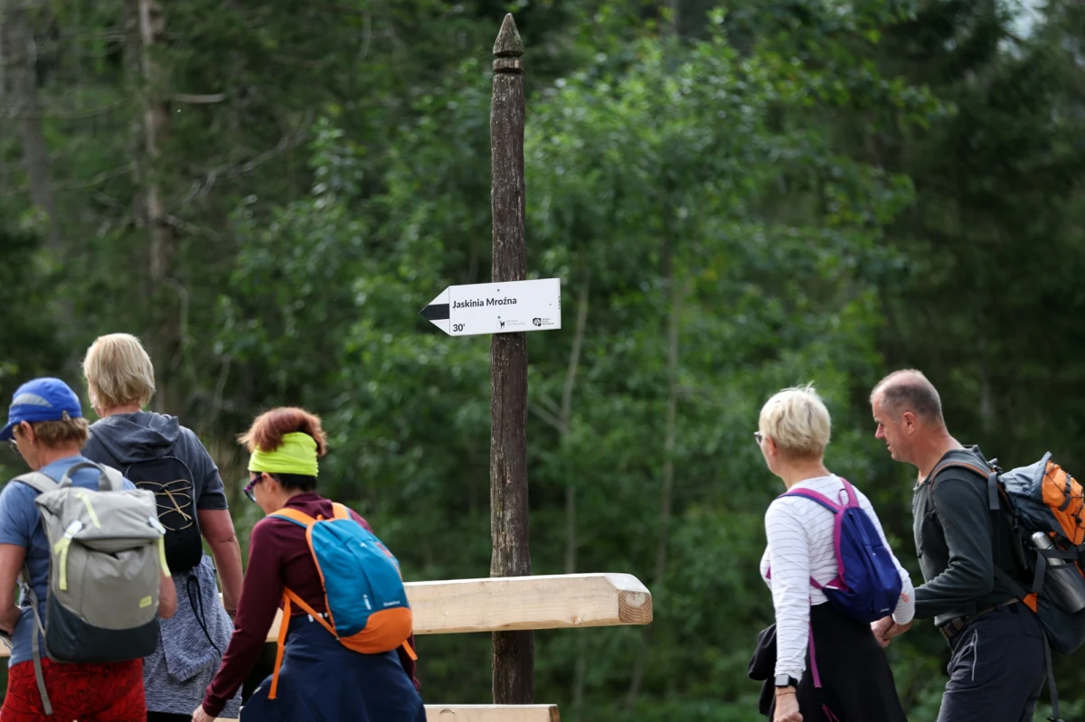 Od czwartku, 17 lipca otwarty zostanie ponownie szlak prowadzący przez Dolinę Kościeliską. Chodzi o odcinek trasy prowadzącej do Jaskini Mroźnej oraz samą jaskinię - poinformował Tatrzański Park Narodowy.