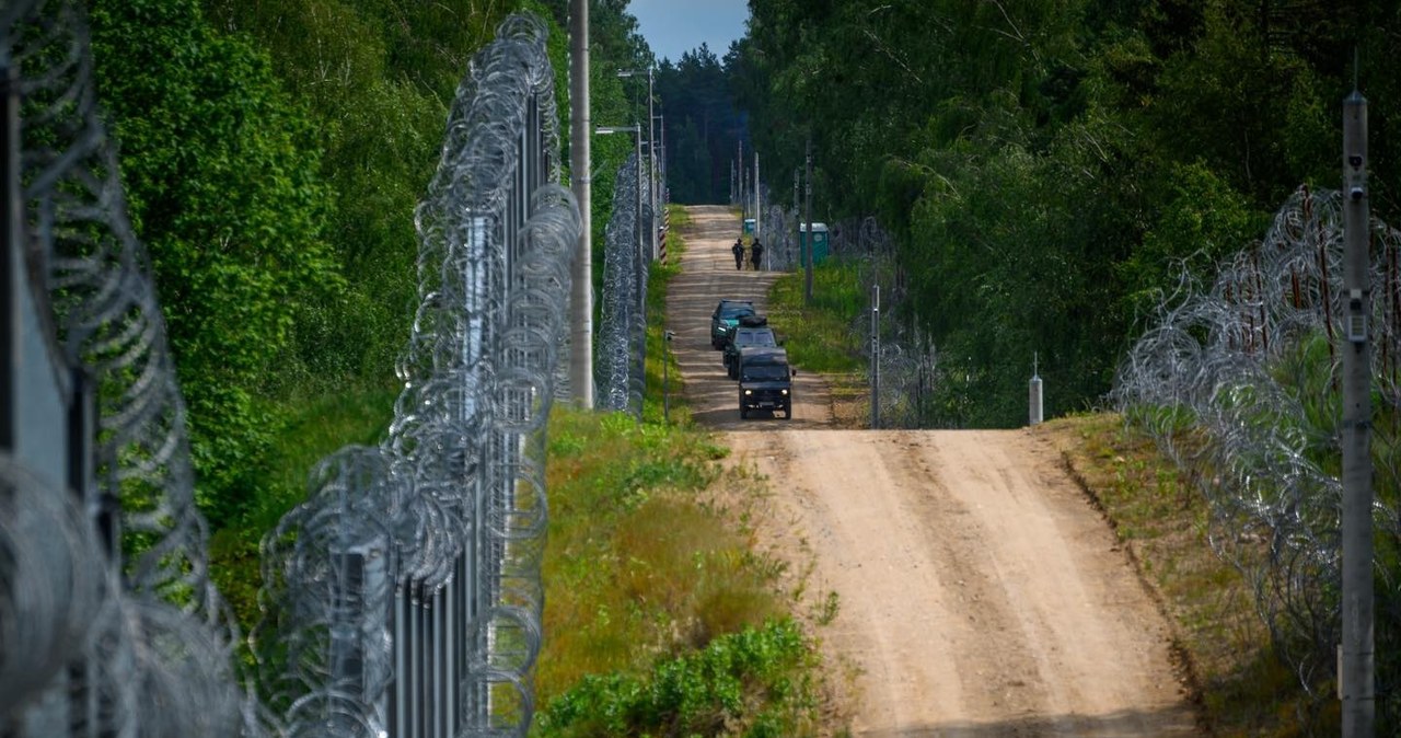 "Jasne zasady użycia broni". Szef MON o ataku migranta na żołnierza