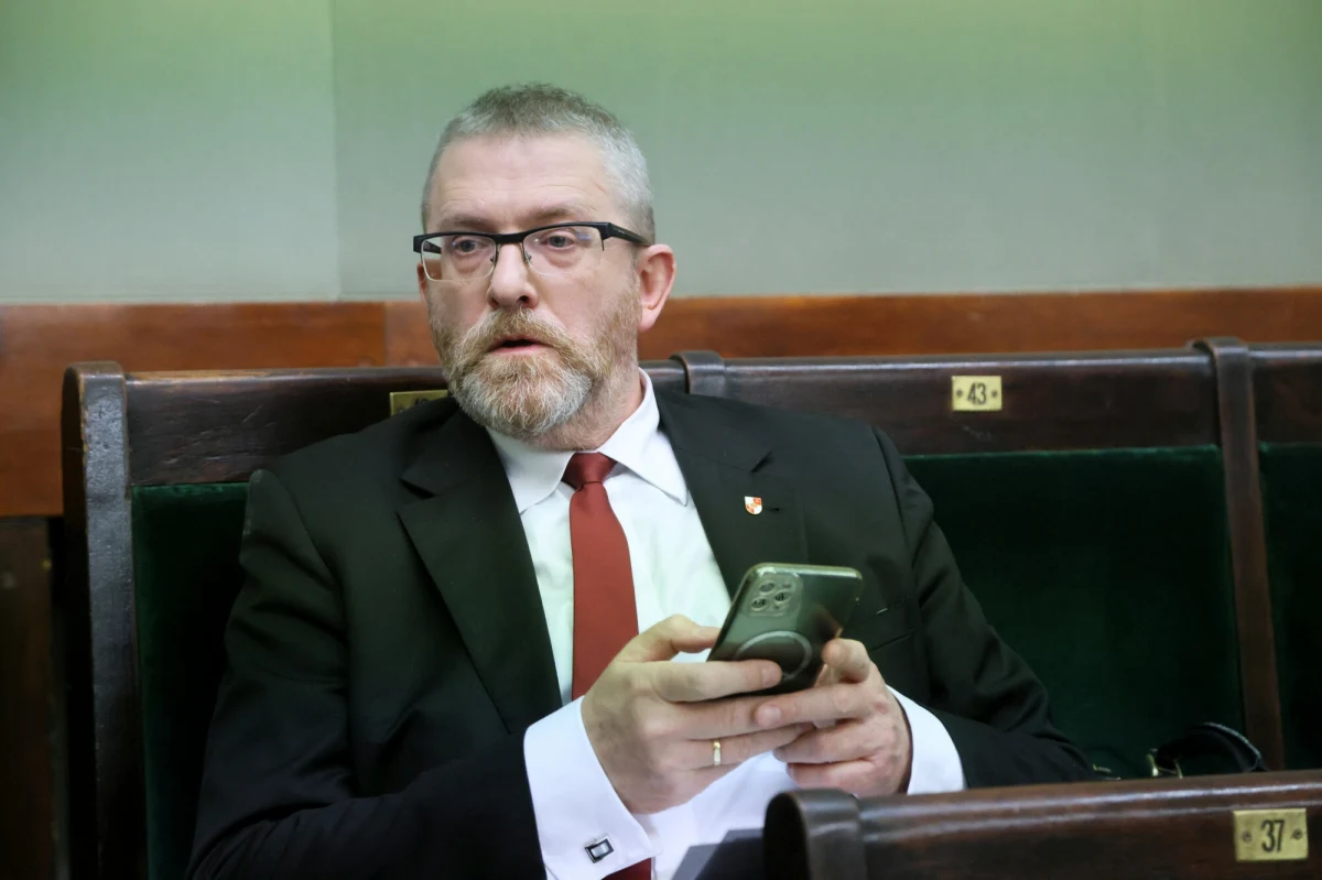 Grzegorz Braun dopuścił się "haniebnego zaprzeczenia istnieniu komór gazowych w niemieckim nazistowskim obozie Auschwitz-Birkenau" - podkreślił Senat w przyjętej przez aklamację uchwale. Senat potępił wypowiedzi i działania relatywizujące zbrodnie niemieckiego nazizmu i fałszujące historię Zagłady.