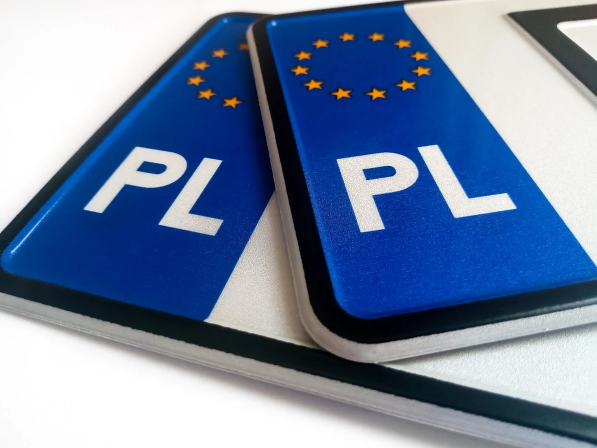 Referat Rejestracji Pojazdów w Urzędzie Miasta w Szczecinie będzie pracować dłużej. W każdy czwartek, do końca wakacji, referat będzie czynny do godz. 18:00. Będzie można zarejestrować samochód lub zamówić tablice rejestracyjne. Ma to rozładować kolejki petentów.