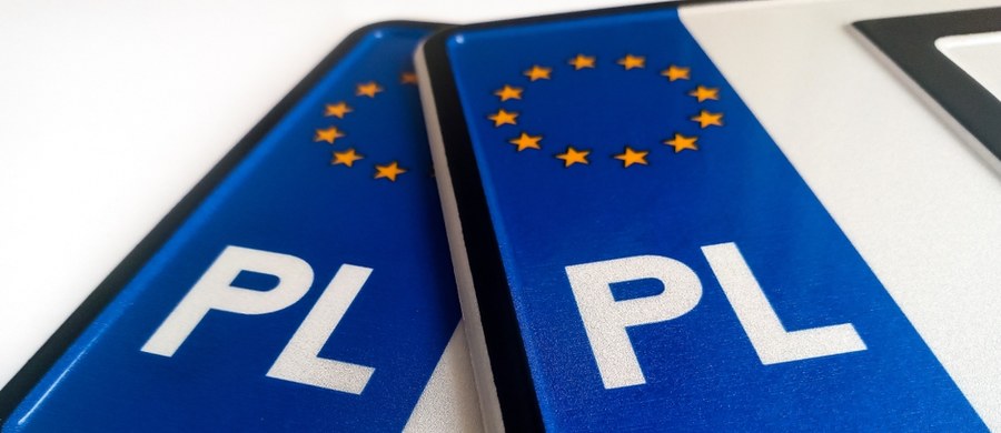 Referat Rejestracji Pojazdów w Urzędzie Miasta w Szczecinie będzie pracować dłużej. W każdy czwartek, do końca wakacji, referat będzie czynny do godz. 18:00. Będzie można zarejestrować samochód lub zamówić tablice rejestracyjne. Ma to rozładować kolejki petentów.