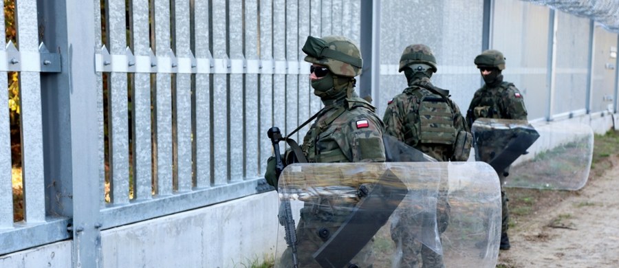 "Agresja na wschodniej granicy narasta. Żołnierze są atakowani nie tylko kamieniami, ale też butelkami z łatwopalną cieczą" - napisał w środę minister obrony narodowej Władysław Kosiniak-Kamysz. Przypomniał, że "dzięki zmianom w prawie żołnierze mają dziś jasne zasady użycia broni i pełną ochronę prawną". We wtorek w nocy w stronę polskich żołnierzy strzegących granicy poleciał tzw. koktajl Mołotowa. Nagranie ze zdarzenia udostępnił rzecznik MSWiA Jacek Dobrzyński.