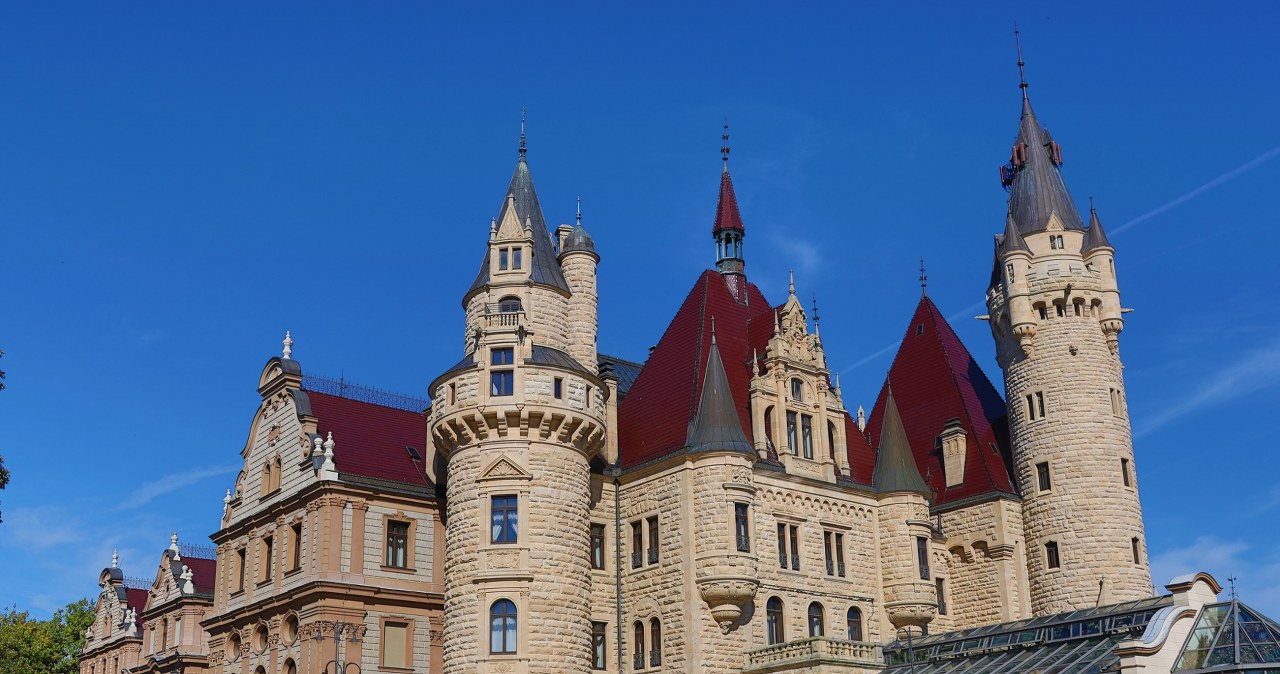 Zamek a pałac, pałac a dwór. Czym różnią się te budowle?