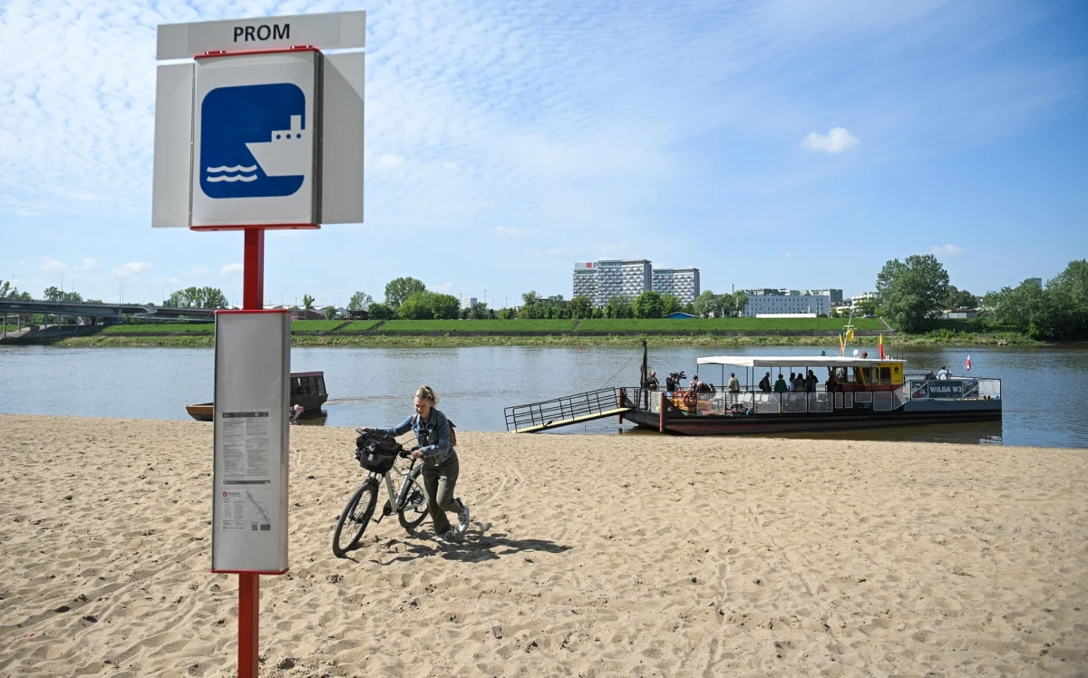 Trzy bezpłatne promy, pływające przez Wisłę, wznowiły kursowanie - poinformował w środę stołeczny ratusz. To dobra wiadomość dla mieszkańców i turystów - promy ponownie łączą oba brzegi Warszawy w trzech popularnych lokalizacjach.