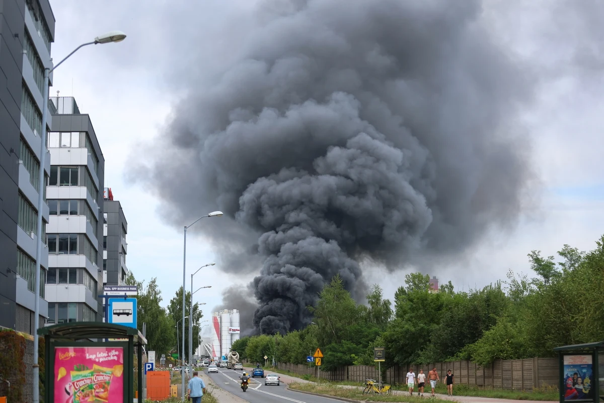 Jest prokuratorskie śledztwo w sprawie poniedziałkowego pożaru hali produkcyjnej w Siemianowicach Śląskich. Rozpoczęto oględziny pogorzeliska i przesłuchano pierwszych świadków.