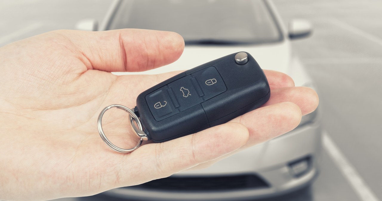 Kluczyk do auta skrywa tajemnice. Ukryte funkcje przydadzą się latem