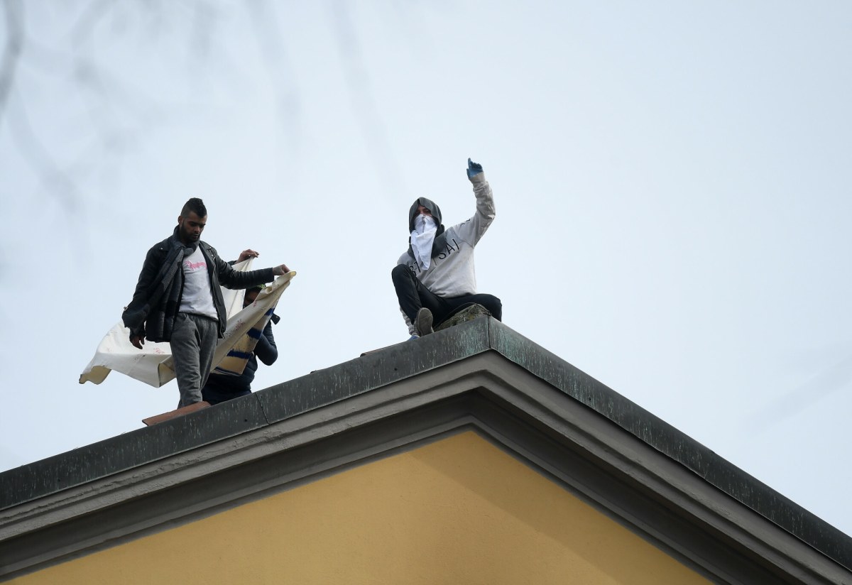 ​Włosi chcą wypuścić tysiące więźniów. Sytuacja jest krytyczna