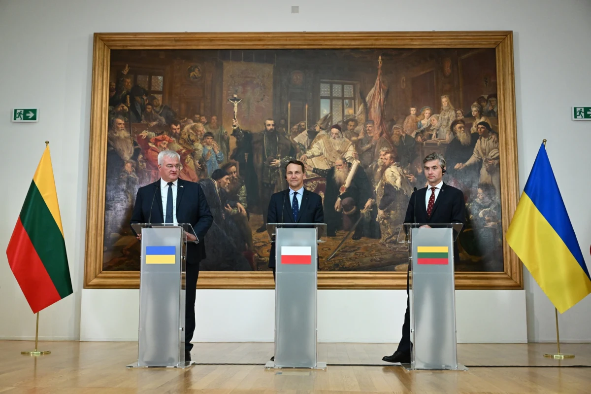 45 pakietów różnego rodzaju uzbrojenia i amunicji Polska przekazała do tej pory Ukrainie. W środę poinformował o tym szef MSZ Radosław Sikorski, który w Lublinie spotkał się ze swoimi odpowiednikami z Ukrainy i Litwy. Polityk zapewnił, że Trójkąt Lubelski dalej będzie wspierał Kijów w walce z okupantem. Sikorski mówił też o zmienionej taktyce rosyjskich uderzeń rakietowo-dronowych.