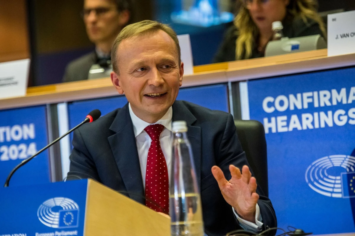 Komisarz UE ds. budżetu Piotr Serafin przedstawił w środę propozycję unijnego budżetu na lata 2028-2034 o wartości 2 bilionów euro. Ogromne środki zaplanowano na rolnictwo i Fundusz Konkurencyjności. W planie przewidziano również miliardy dla mniej rozwiniętych regionów Unii Europejskiej.