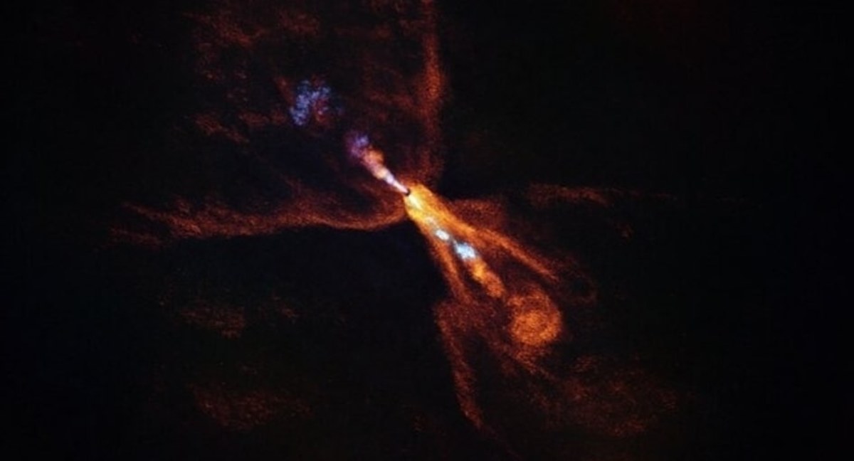 Międzynarodowa grupa astronomów po raz pierwszy zaobserwowała narodziny nowego układu planetarnego. Badania z pomocą należącego m.in. do Europejskiego Obserwatorium Południowego (ESO) teleskopu ALMA (Atacama Large Millimeter/submillimeter Array), a także Kosmicznego Teleskopu Jamesa Webba pokazały w rejonie gwiazdy HOPS-315 powstawanie pierwszych drobin materiału, z którego mogą tworzyć się planety. Jak pisze w najnowszym numerze czasopismo "Nature", ten pierwszy przypadek, gdy zidentyfikowano system planetarny na tak wczesnym etapie formowania się, może pomóc w zrozumieniu przeszłości naszego własnego Układu Słonecznego.