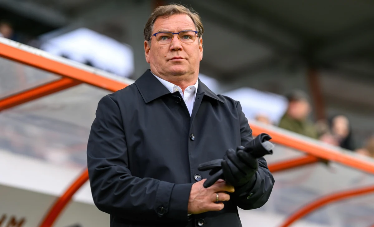 Czekaliśmy na to ponad miesiąc, ale w końcu wszystko stało się jasne - znamy nazwisko nowego selekcjonera reprezentacji Polski w piłce nożnej. PZPN poinformował w środę, że pieczę nad biało-czerwoną kadrą objął 63-letni Jan Urban. Zaskoczenia zatem nie ma.