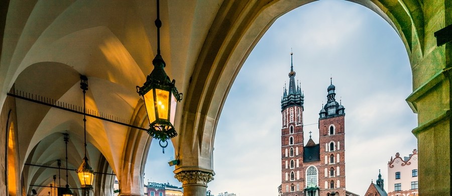 "Które polskie województwo ma najwięcej ciekawych miejsc do odwiedzenia?" - to pytanie zadaliśmy siedmiu różnym modelom sztucznej inteligencji: Bielikowi, ChatowiGPT, DeepSeekowi, Gemini, Grokowi, Mistralowi i PLLuMowi. Co ciekawe, odpowiedzi nie są jednoznaczne. Niektóre wskazują przede wszystkim na Małopolskę, inne na Dolny Śląsk lub Mazowsze.