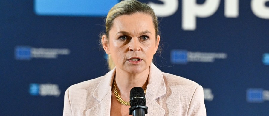 Ministra edukacji Barbara Nowacka wystosowała list do swojego ukraińskiego odpowiednika Oksena Lisowego z prośbą o natychmiastowe działanie w kwestii treści ukraińskich podręczników do historii. "Strona polska z dużym niepokojem odnosi się do treści podręczników do historii Ukrainy przedstawiających wydarzenia na Wołyniu, jakie rozegrały się w latach 1943-1947" - napisała Nowacka. 