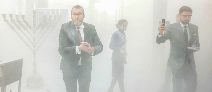 Minister sprawiedliwości Adam Bodnar poinformował o podpisaniu dwóch kolejnych wniosków o uchylenie immunitetów poselskich. Sprawa dotyczy europosła Grzegorza Brauna oraz posła Romana Fritza, którzy mieli dopuścić się szeregu naruszeń prawa, w tym kradzieży flag i zniszczenia wystawy w Sejmie.