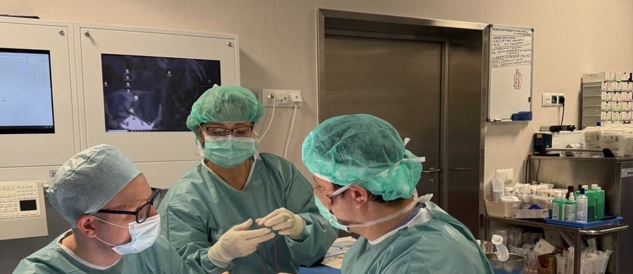 W czterogodzinnej operacji uczestniczyło osiem osób. 24-latek trafił do Wojskowego Szpitala Klinicznego w Krakowie po tym, jak jego ramię zostało wyrwane przez pas transmisyjny maszyny. Do wypadku doszło w Suchej Beskidzkiej. Dzięki zaangażowaniu doświadczonego zespołu jest szansa na to, że przyszyta ręka będzie funkcjonowała prawidłowo. 