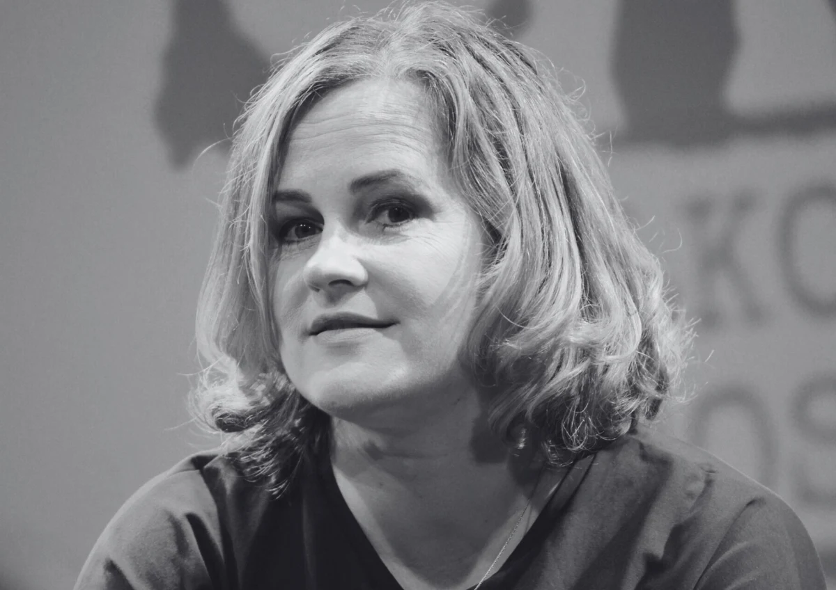 Joanna Kołaczkowska nie żyje. ​W czwartek 17 lipca, krótko przed godziną 1 w nocy, kabaret Hrabi poinformował o śmierci swojej wieloletniej członkini, uwielbianej przez publiczność artystki, która w ostatnich miesiącach zmagała się z chorobą nowotworową. "Z ogromnym bólem i smutkiem zawiadamiamy, że odeszła Joanna Kołaczkowska... Nasza Asia" - napisali członkowie kabaretu w poruszającym wpisie opublikowanym w mediach społecznościowych. Miała 59 lat.