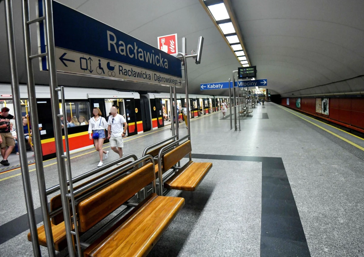 Stacja warszawskiego metra Racławicka ponownie dostępna dla pasażerów – od czwartkowego poranka pociągi linii M1 zatrzymują się na stacji, a cała linia kursuje bez utrudnień – przekazał Warszawski Transport Publiczny.
