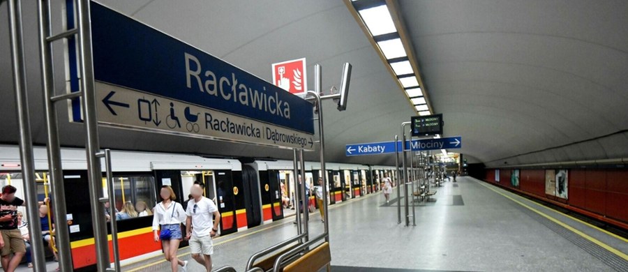 Stacja warszawskiego metra Racławicka ponownie dostępna dla pasażerów – od czwartkowego poranka pociągi linii M1 zatrzymują się na stacji, a cała linia kursuje bez utrudnień – przekazał Warszawski Transport Publiczny.