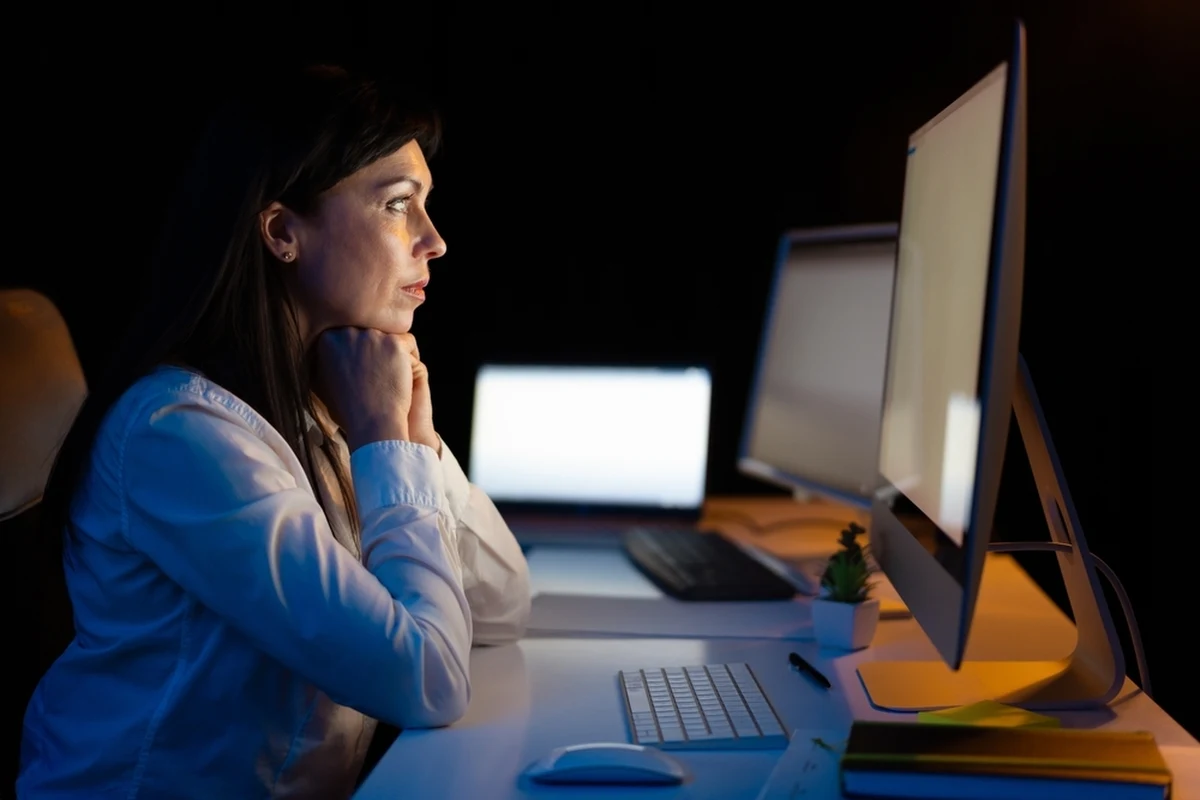 Zmienne pory snu i czuwania mogą zaburzać gospodarkę hormonalną, prowadzić do nieregularnych miesiączek i komplikacji podczas porodu – wynika z eksperymentu, którego wyniki zaprezentowano podczas konferencji ENDO 2025 w San Francisco. Badania rzucają nowe światło na kwestię wpływu pracy zmianowej na zdrowie kobiet.