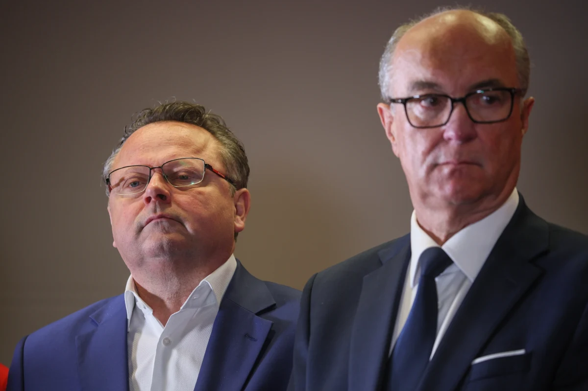 Według informacji RMF FM Andrzej Szejna w ramach rekonstrukcji rządu przestanie być wiceministrem spraw zagranicznych. Polityk Lewicy od kilku miesięcy przebywa na przymusowym urlopie. Premier i szef polskiej dyplomacji chcieliby, aby Szejna odszedł z resortu, ale broni go wicemarszałek Sejmu Włodzimierz Czarzasty - twierdzi PAP.