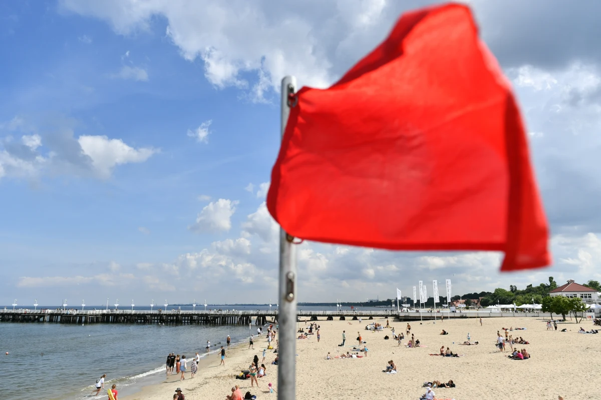Dramatyczne zdarzenie na plaży w Międzyzdrojach. Ratownicy nie zdołali uratować 35-letniego Niemca, który zdecydował się na kąpiel w Bałtyku w niestrzeżonym miejscu.
