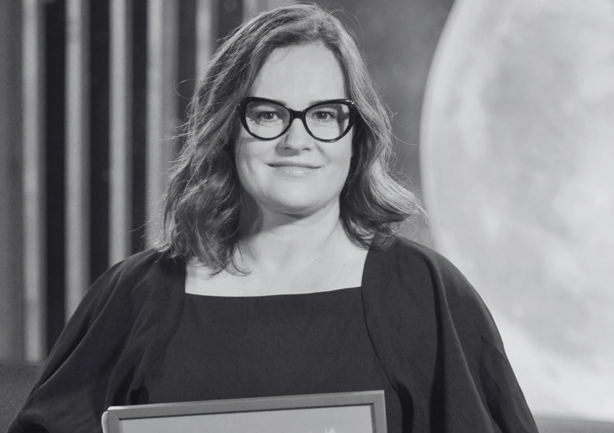 Joanna Kołaczkowska zmarła w wieku 59 lat. Jej odejście poruszyło środowisko artystyczne i tysiące fanów, dla których była nie tylko utalentowaną artystką, ale przede wszystkim dobrym i wrażliwym człowiekiem. Emocjonalne słowa zamieścili m.in. Marzena Rogalska, Piotr Gąsowski, Edyta Bartosiewicz czy Mariusz Szczygieł. Premier Donald Tusk napisał: "Wszyscy uwielbialiśmy jej niepodrabialne poczucie humoru. Potrafiliśmy dzięki Niej śmiać się z samych siebie. Nawet politycy. Smutno się jakoś zrobiło".