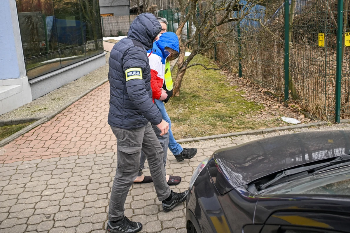 Prokuratura Rejonowa w Nowym Targu postawiła kolejny zarzut 20-letniemu mieszkańcowi Rabki-Zdroju, który w lutym 2025 roku usiłował zgwałcić 13-letnią dziewczynę na terenie miasta. Tym razem zarzut dotyczy napaści na inną nastolatkę - w listopadzie 2024 roku. Dziewczyna rozpoznała napastnika - donosi "Gazeta Krakowska".