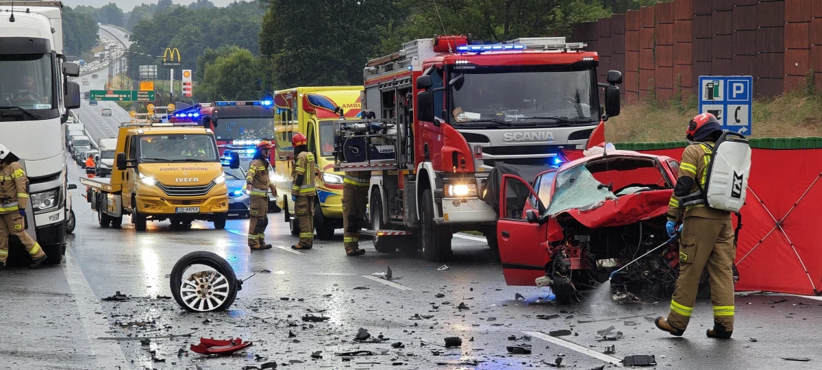 Koszmarny poranek na trasie ekspresowej S52. Jedna osoba zginęła w okolicy Bielska-Białej, gdzie doszło do dwóch wypadków. W korku jeden z kierowców podjął decyzję, by zawrócić i jechać pod prąd. Doszło do zderzenia.