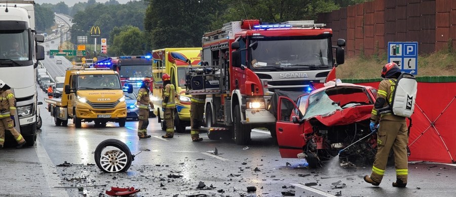 Koszmarny poranek na trasie ekspresowej S52. Jedna osoba zginęła w okolicy Bielska-Białej, gdzie doszło do dwóch wypadków. W korku jeden z kierowców podjął decyzję, by zawrócić i jechać pod prąd. Doszło do zderzenia.