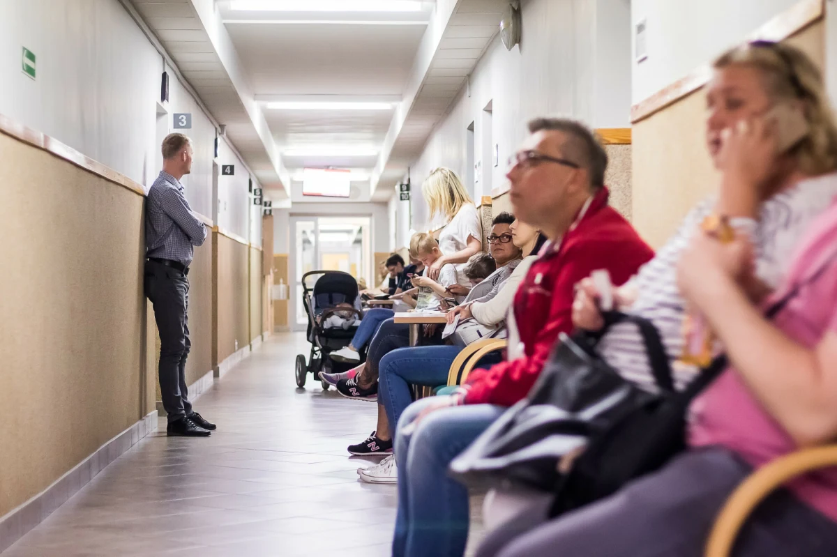 Wszystkie urzędy w kraju mają w poniedziałki pracować do godziny 18:00. Teraz tak się dzieje tylko w niektórych instytucjach. Rząd chce to ujednolicić, byśmy nie musieli wychodzić wcześniej z pracy albo brać dnia urlopu, by załatwić sprawy w urzędzie.